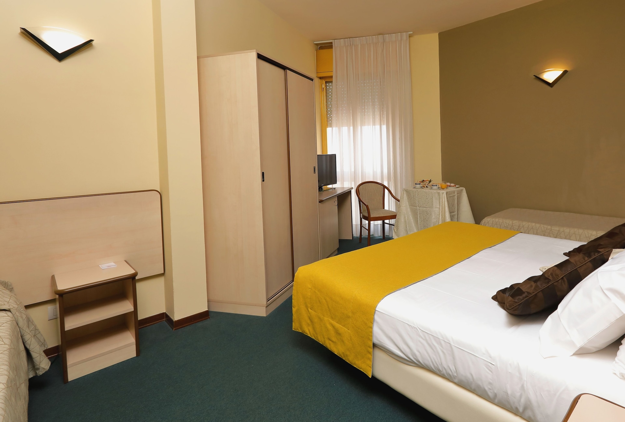 Room, Quadruple