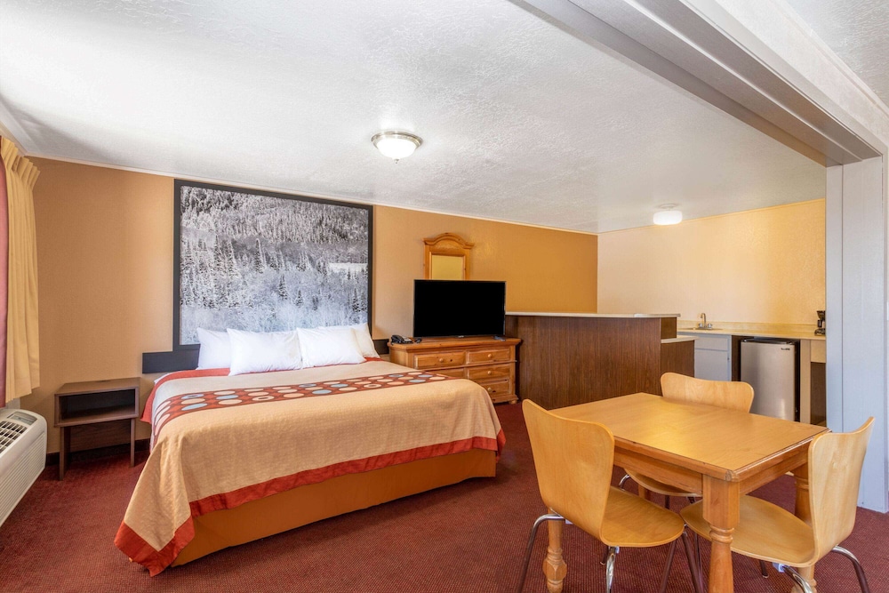 Super 8 by Wyndham Evanston 8/36