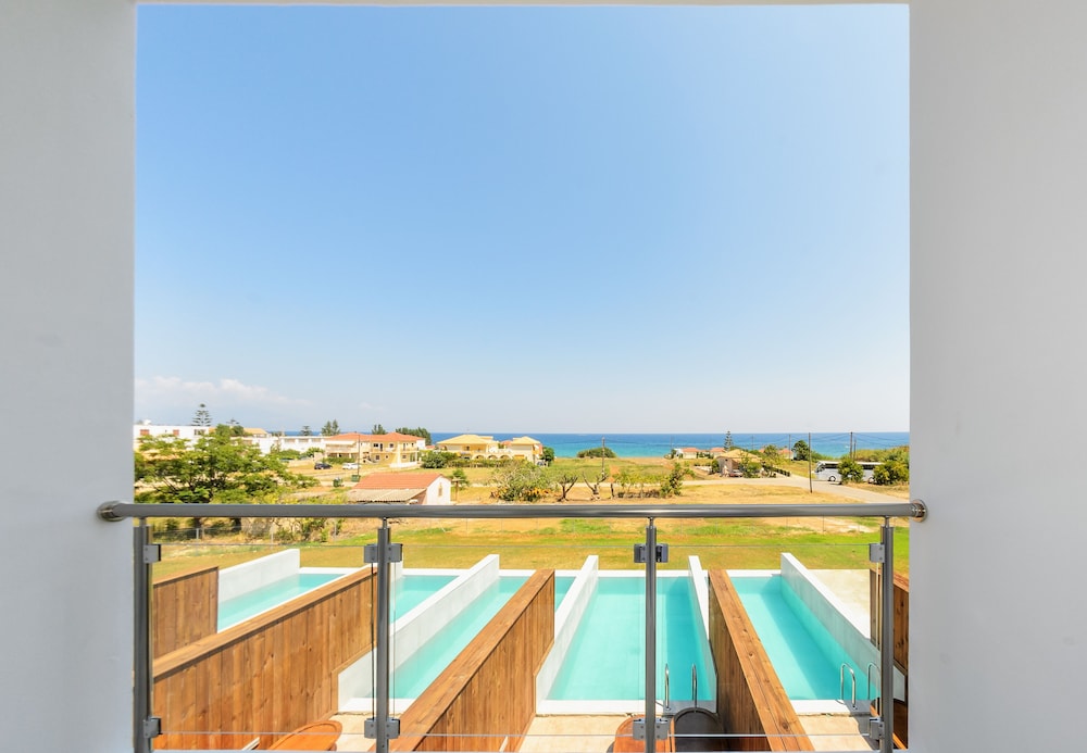 Belussi Beach Hotel & Suites 30/50