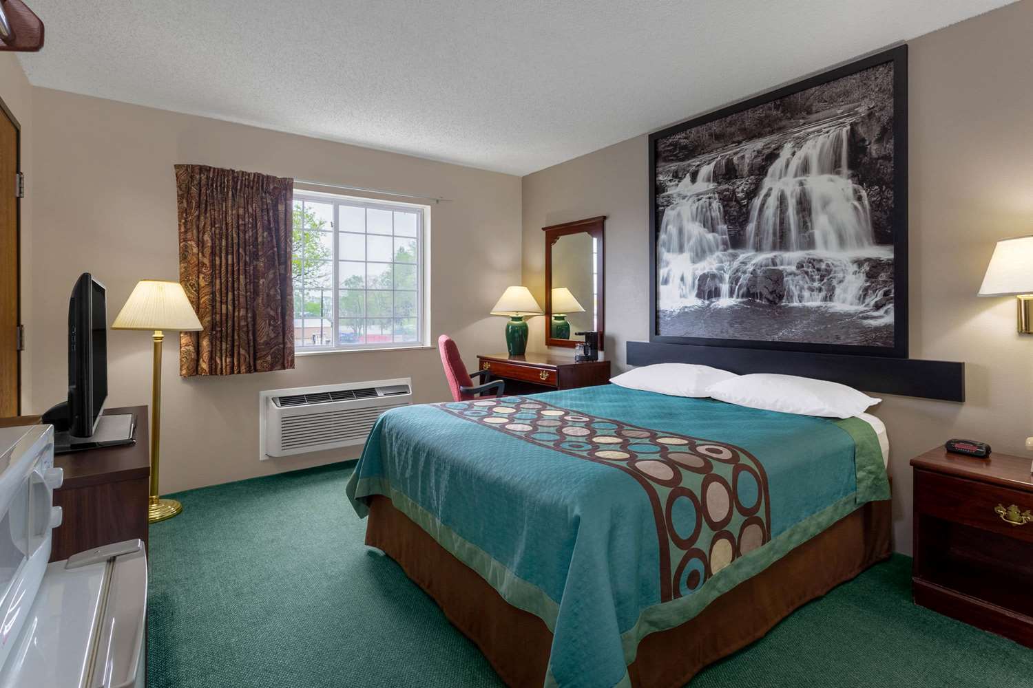Super 8 by Wyndham Reedsburg 14/36