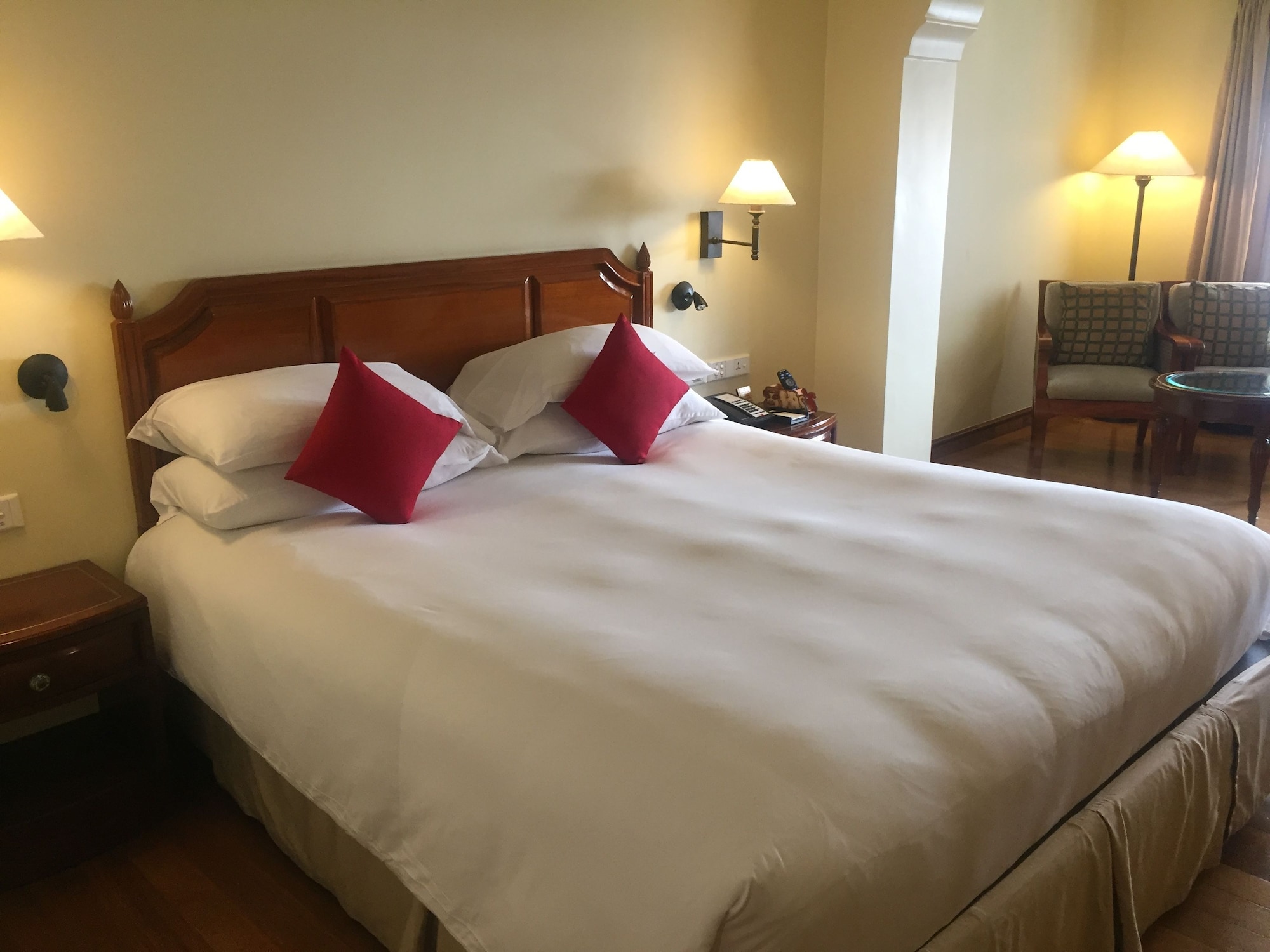 HERITAGE ROOM KING BED