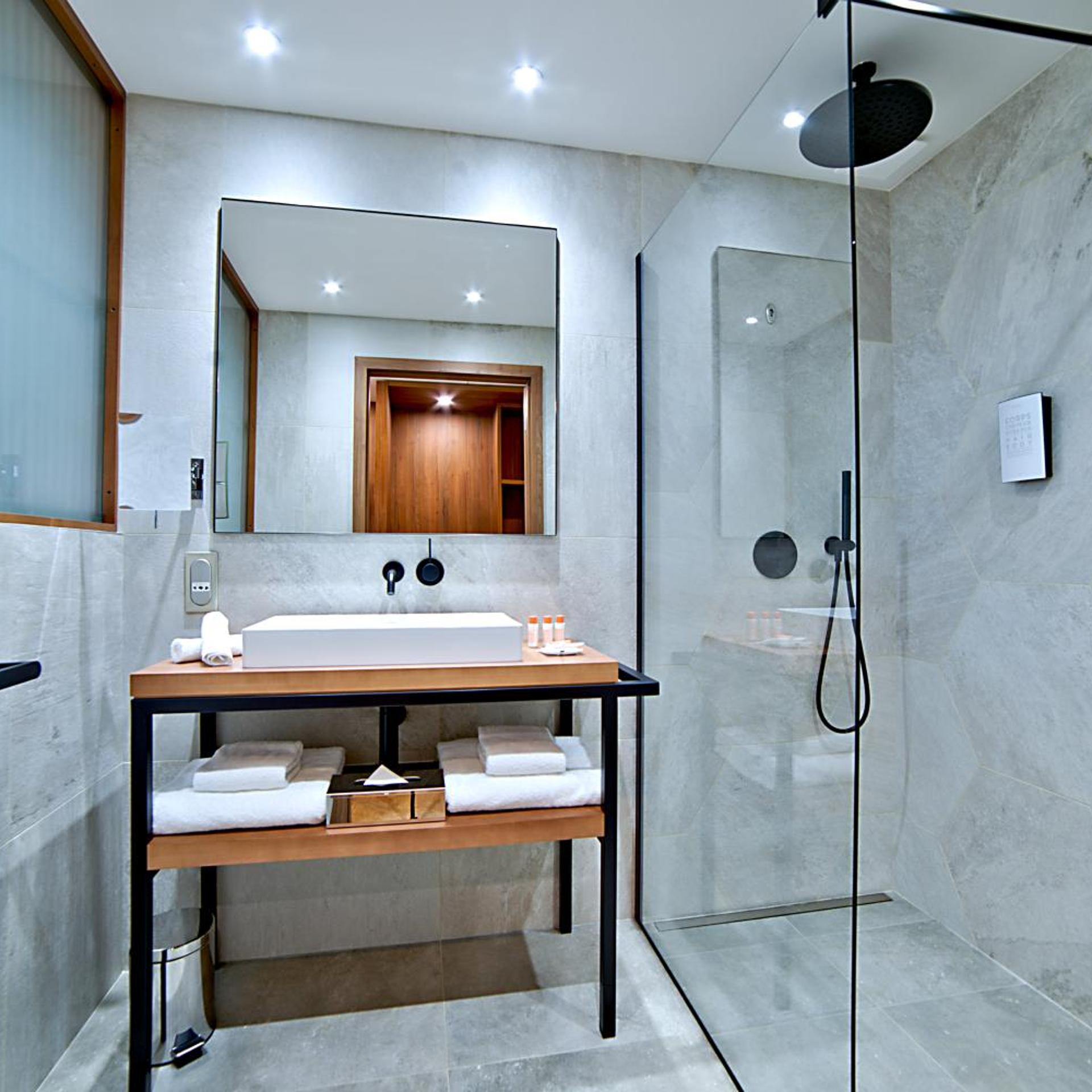 غرفة سوبيريور بسرير كينج بإطلالة على البحر، Golden Tulip Porto Vecchio 6/7