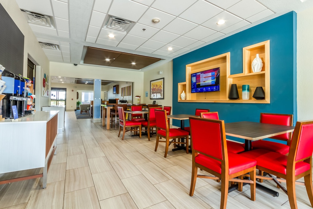 Holiday Inn Express Suites Hearne 38/49