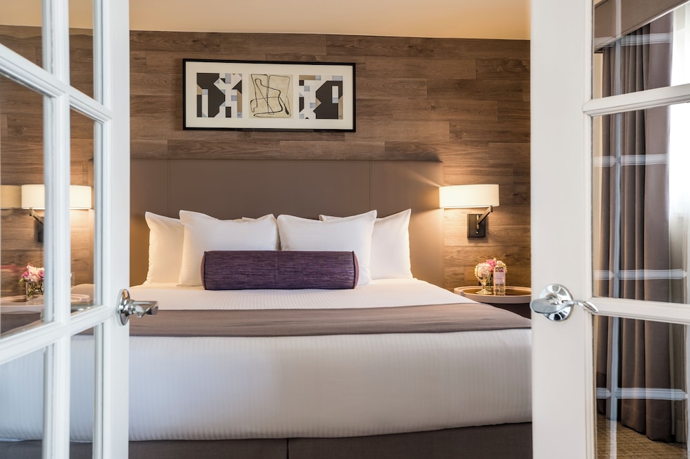 Premier, Suite, Queen Bed, Sofa, Balcony