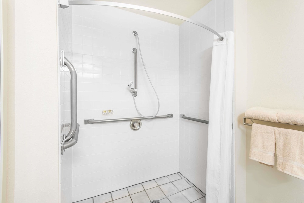 Super 8 by Wyndham West Middlesex/Sharon Area 41/42