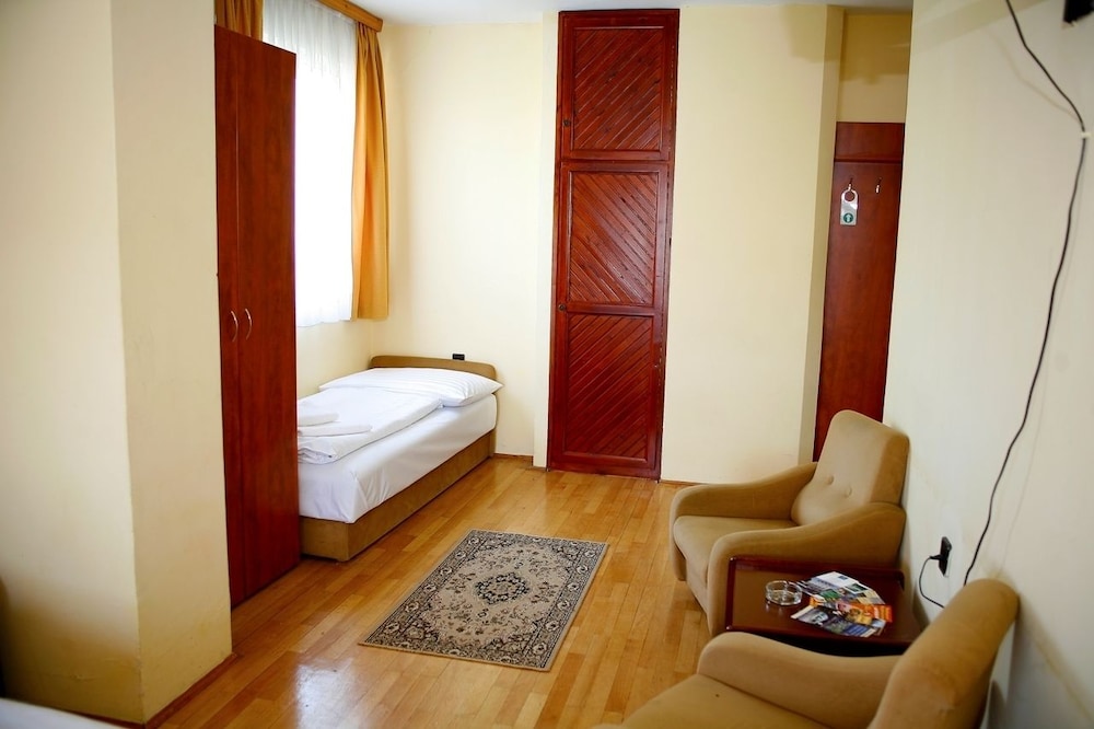 BARA HOTEL 23/50