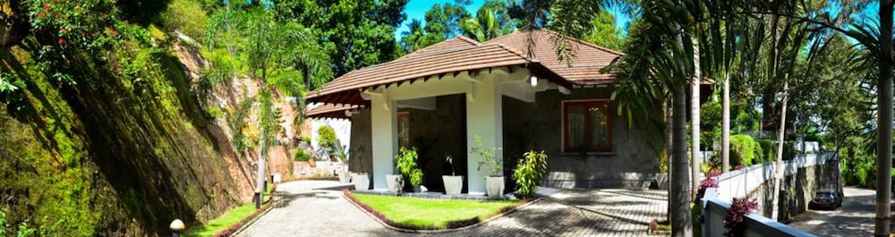 The Sanctuary Boutique Bungalow Kandy 13/16