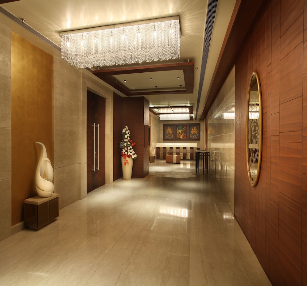 Mahagun Sarovar Portico Suites 6/38