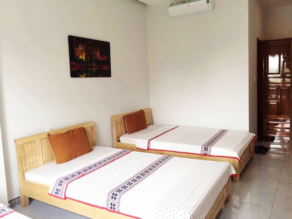 ROOM, TWIN BEDS
