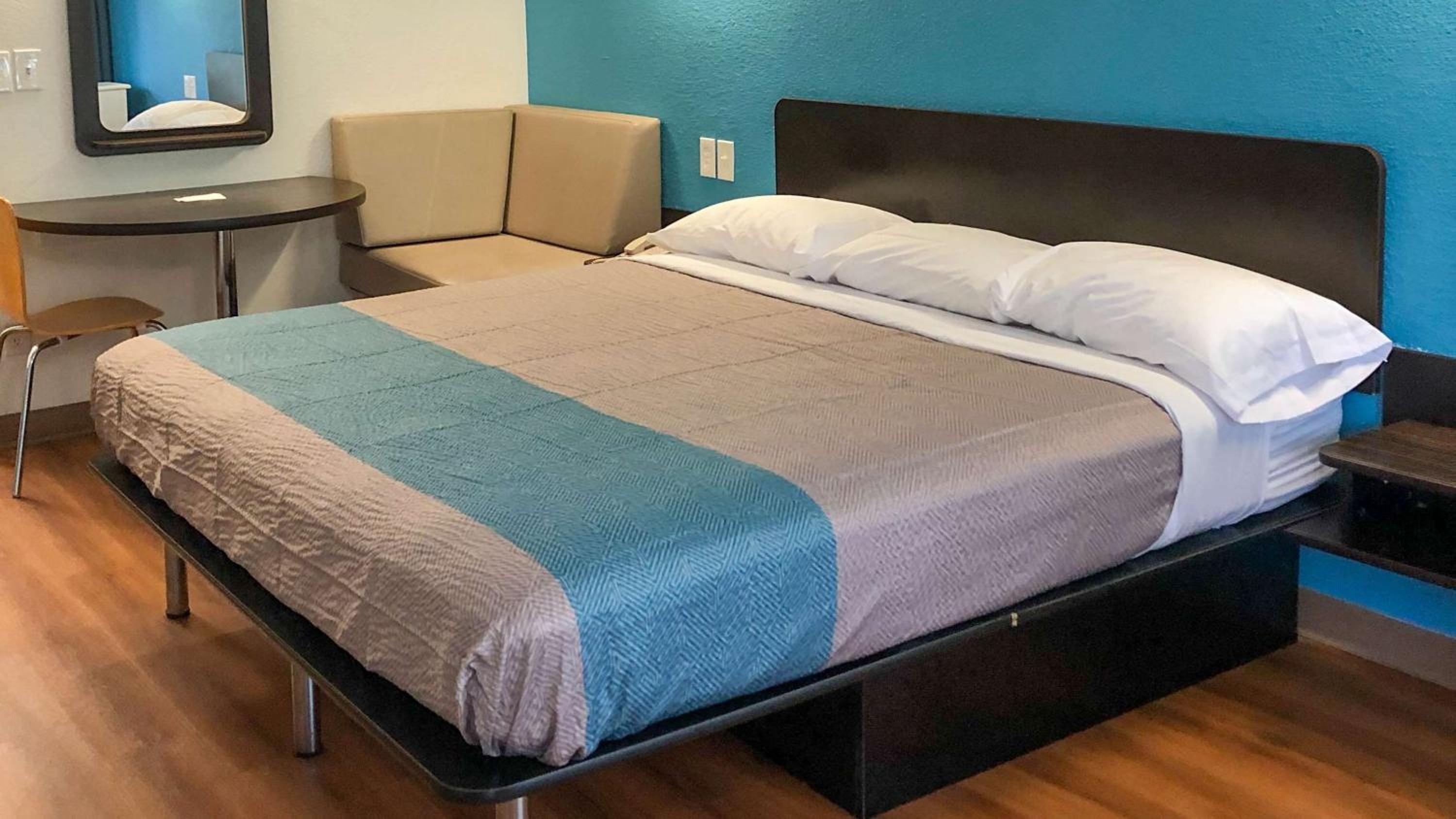 ROOM, KING BED