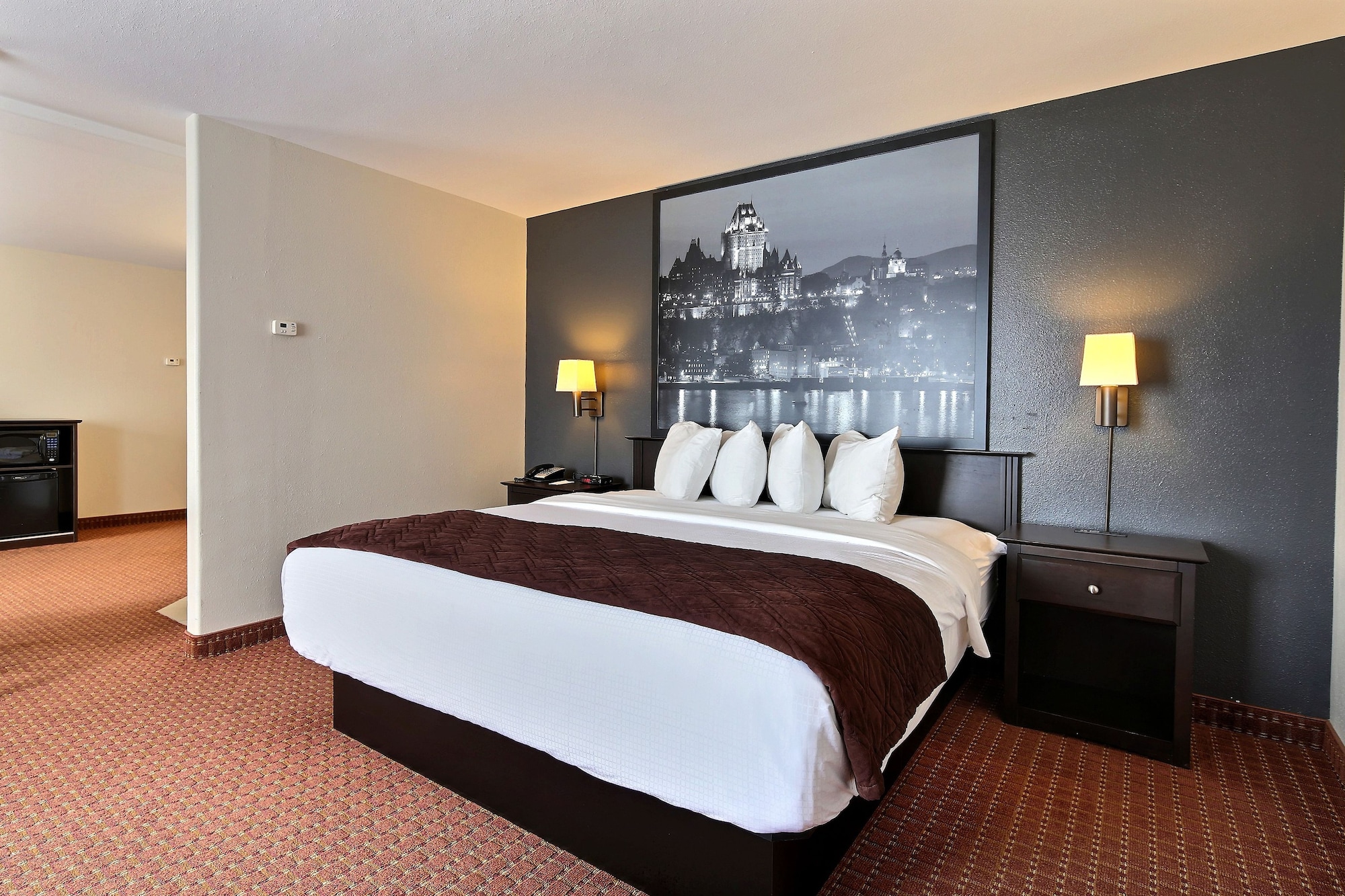 جناح بسرير كينج مع أريكة بجاكوزي، Super 8 By Wyndham Quebec City 3/10