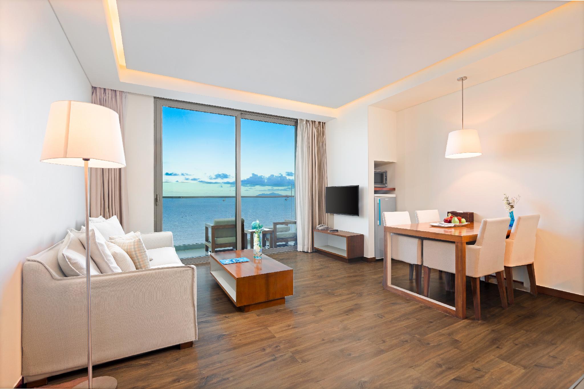 جناح بإطلالة على البحر بشرفة بغرفتي نوم