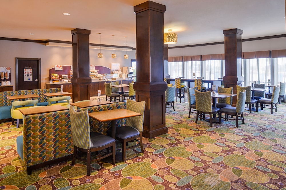 Holiday Inn Express Hotel & Suites Wichita Falls 44/52