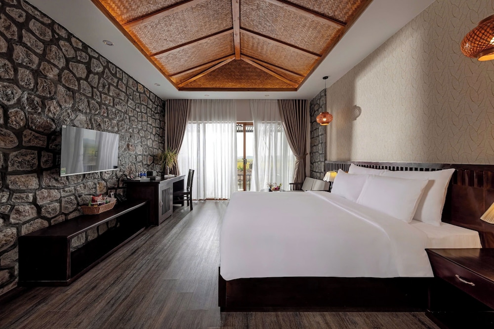 غرفة بريميير بسرير كينج بإطلالة على البحيرة بغرفة نوم واحدة، Athena Premier Resort Ninh Bình 3/5