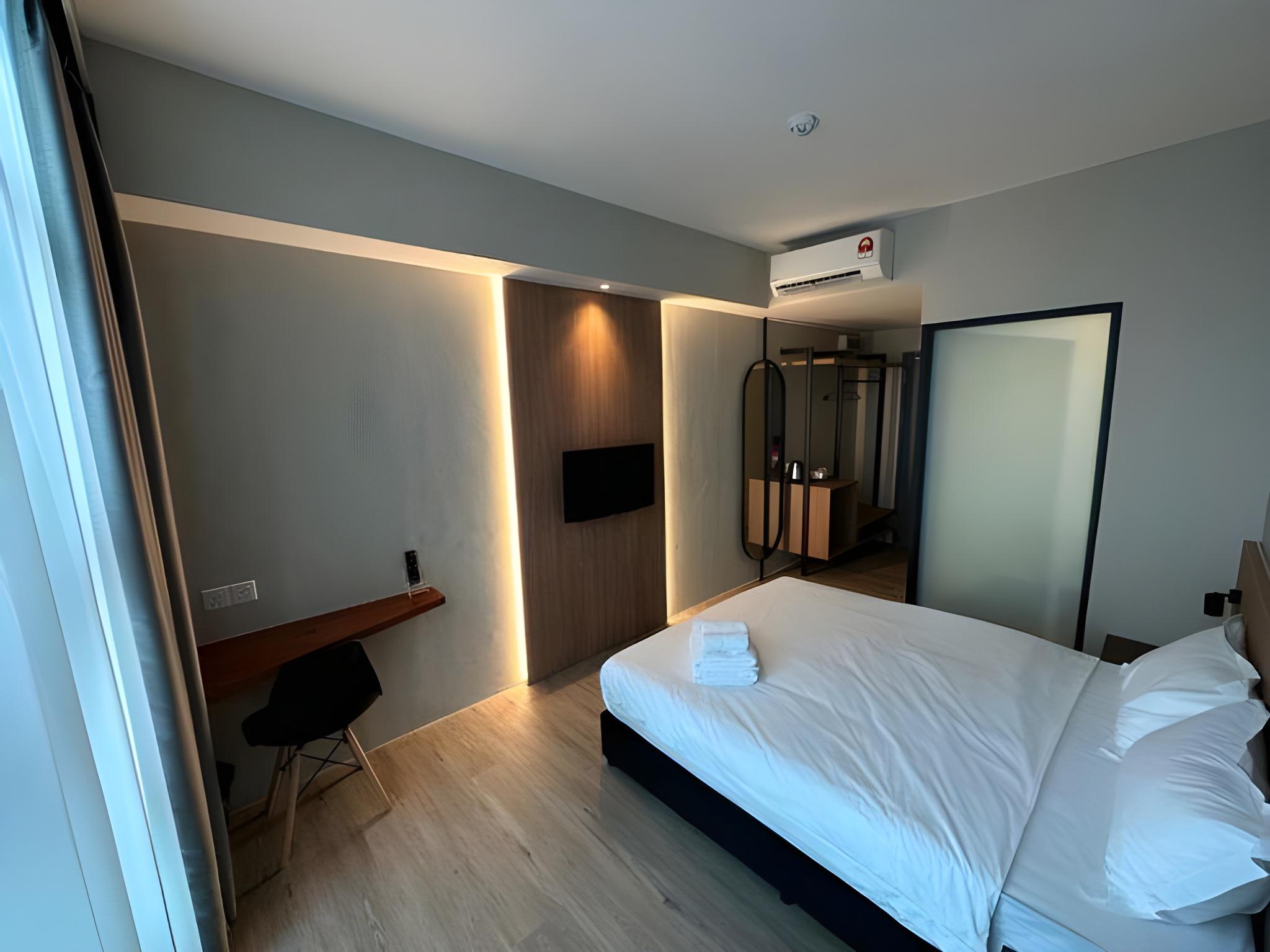 Superior, Queen Bed, No Window