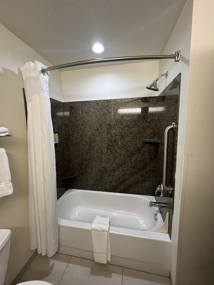 Holiday Inn Express Hotel And Suites Omaha I 80 16/53