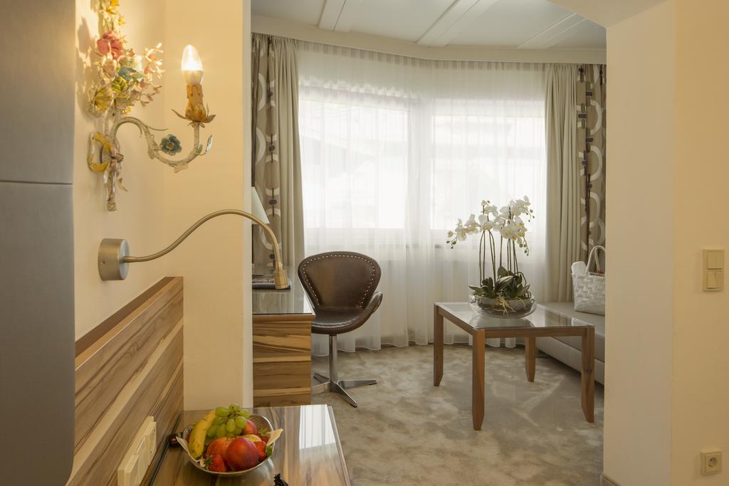HOTEL NEUHAUS 24/32