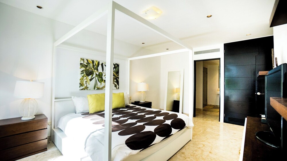The Elements Oceanfront & Beachside Condo Hotel 13/50