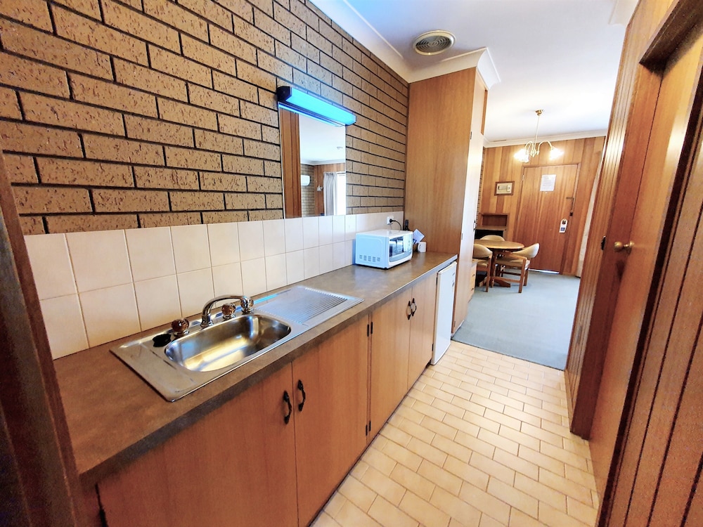 Golden Grain Motor Inn 7/54