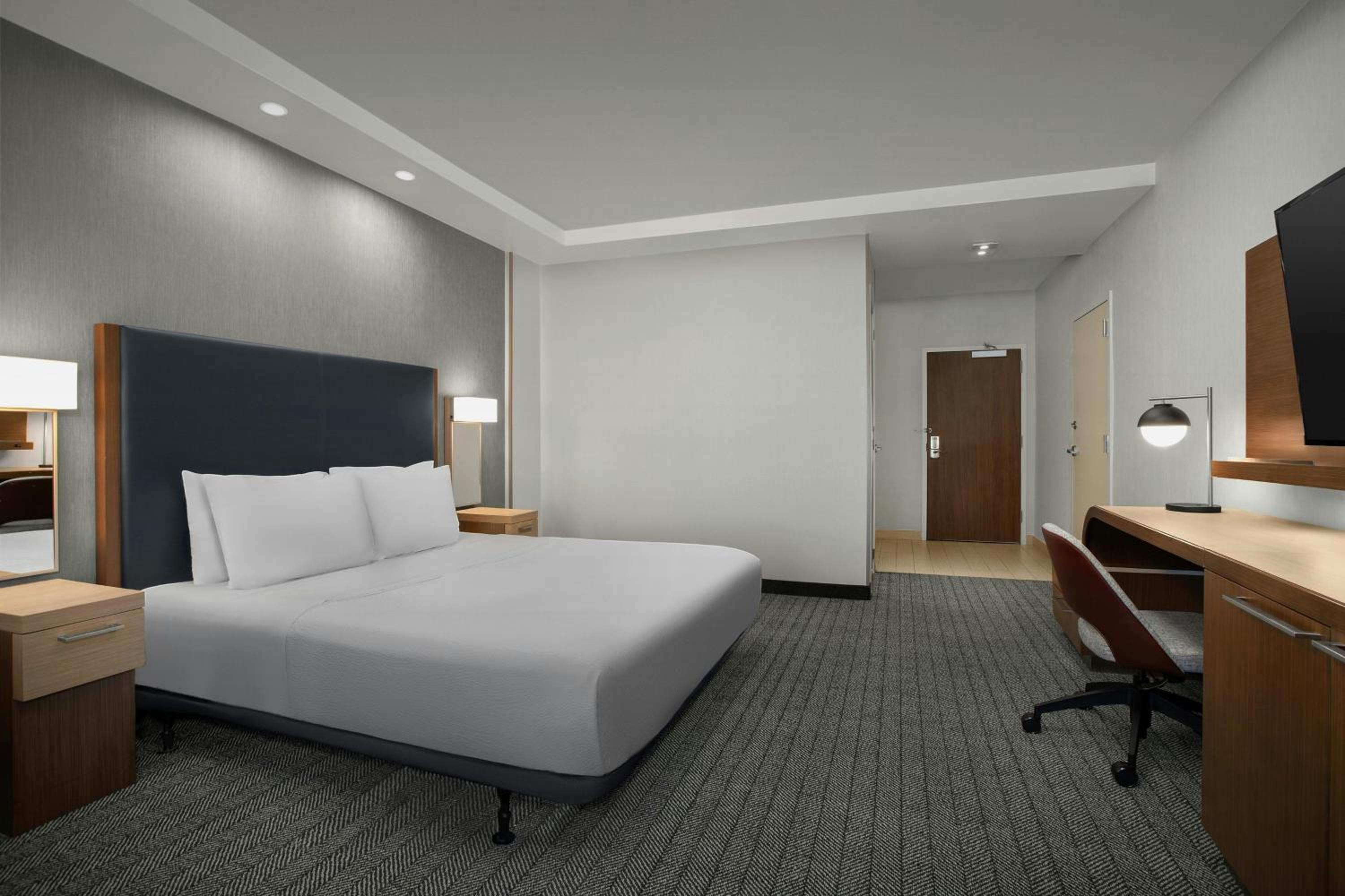 Room, King Bed, Large, Accessible