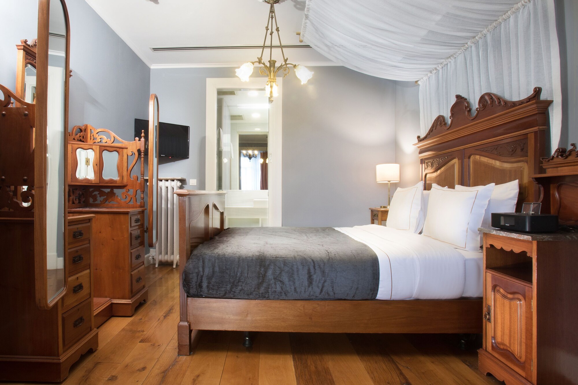 PRESIDENTIAL, SUITE, QUEEN BED