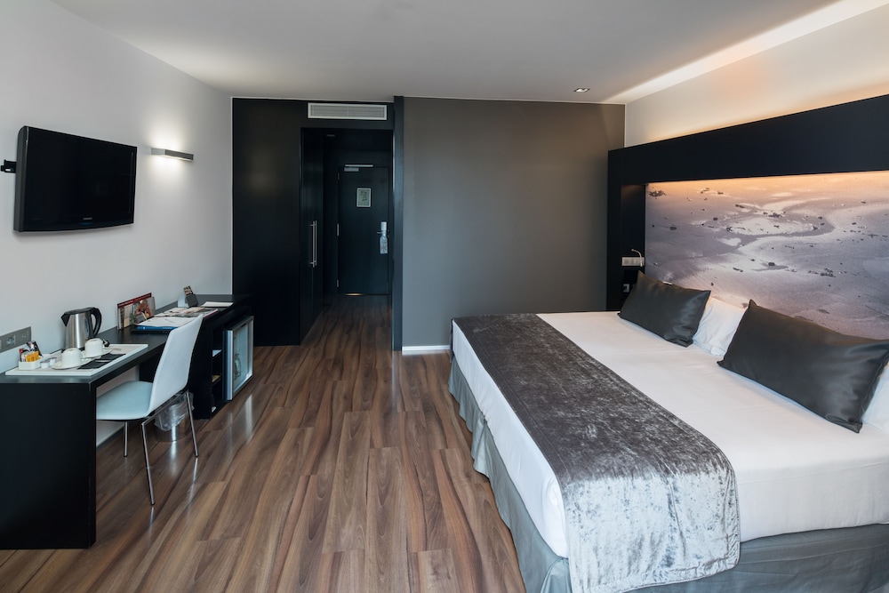 Superior, Single, King and Twin Beds, Private Poolterrace