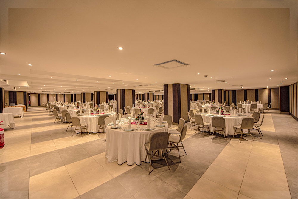 Krystal Palace Douala 30/39