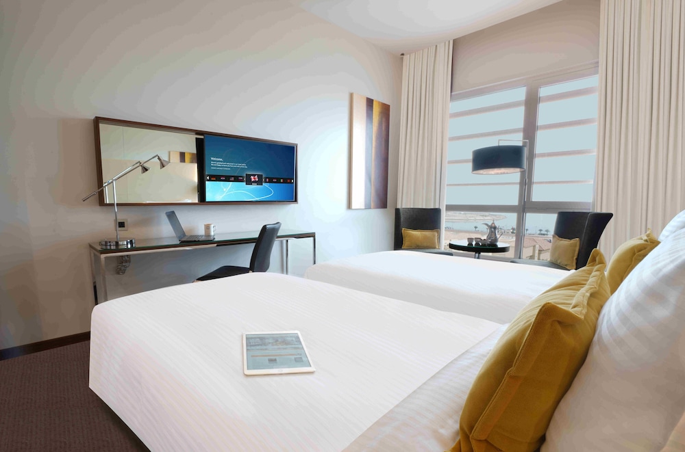 1 BEDROOM, SUITE, QUEEN BED, SEA VIEW