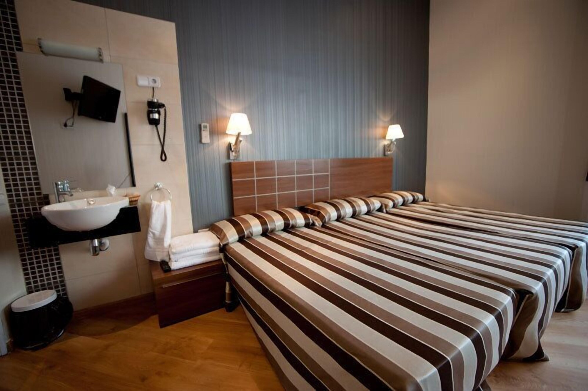 ROOM, TRIPLE, SHARED BATHROOM