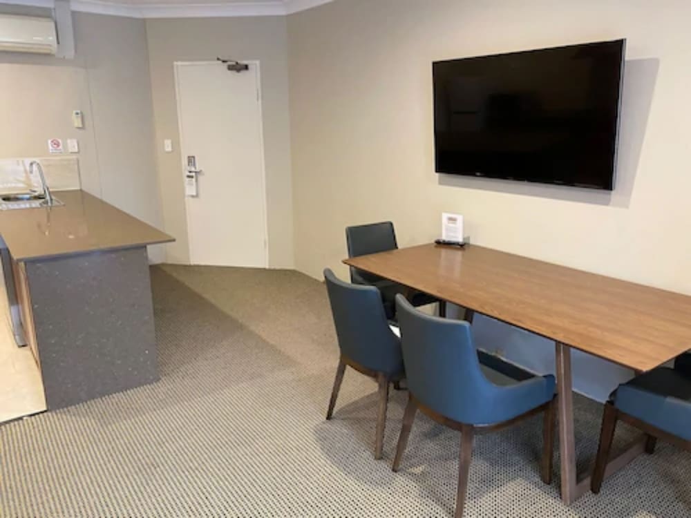 Belmore All-Suite Hotel 46/54