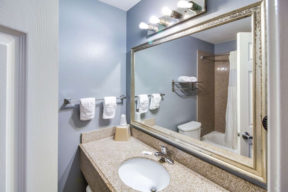 Rodeway Inn & Suites Port Arthur - Groves 14/23