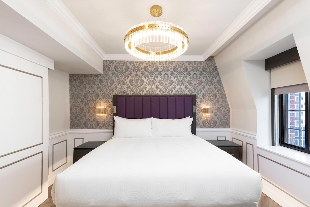 1 Bedroom, Tudor, City, Luxury, Suite, King Bed, Sofa