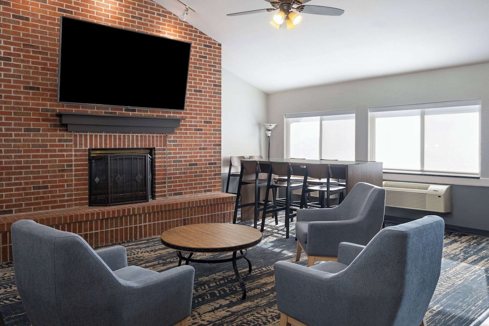AmericInn by Wyndham Beaver Dam 53/60