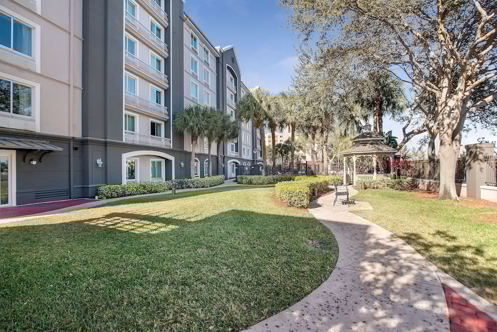 La Quinta Inn & Suites by Wyndham Ft. Lauderdale Airport 8/42