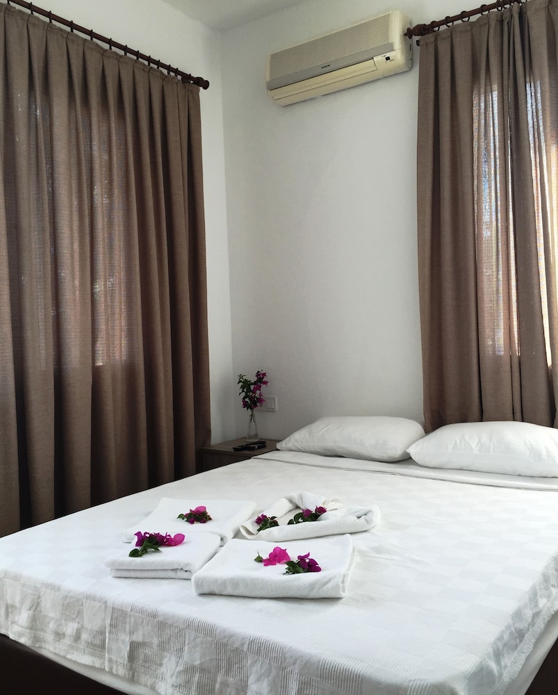 ROOM, DOUBLE OR TWIN BED