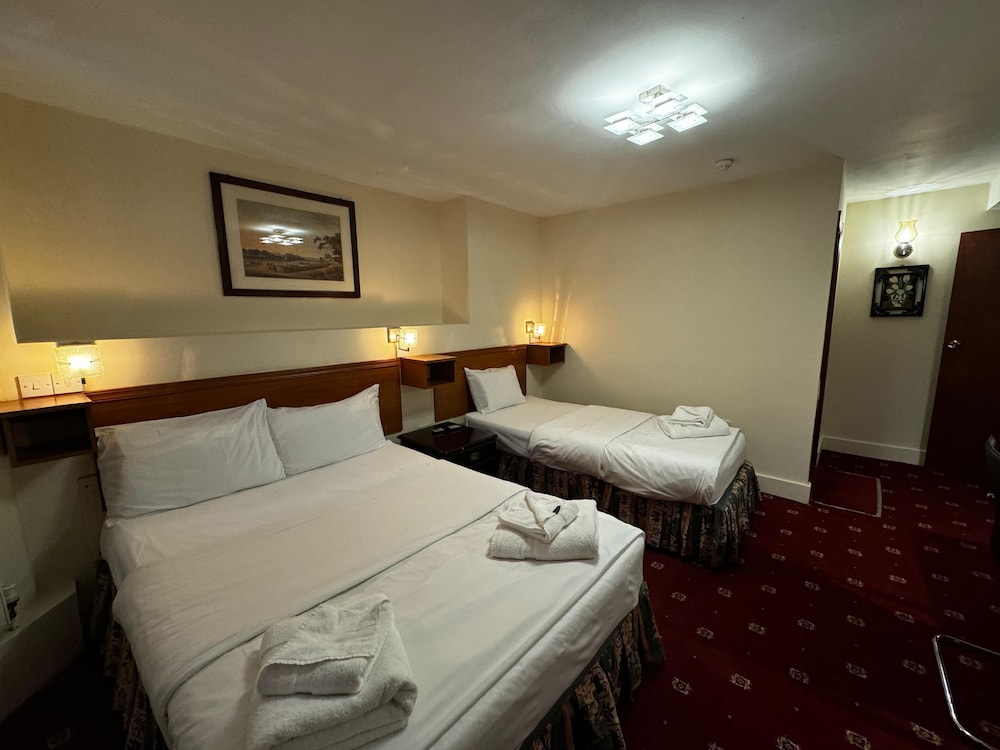 ROOM, TRIPLE, 1 DOUBLE AND 1 SINGLE BED
