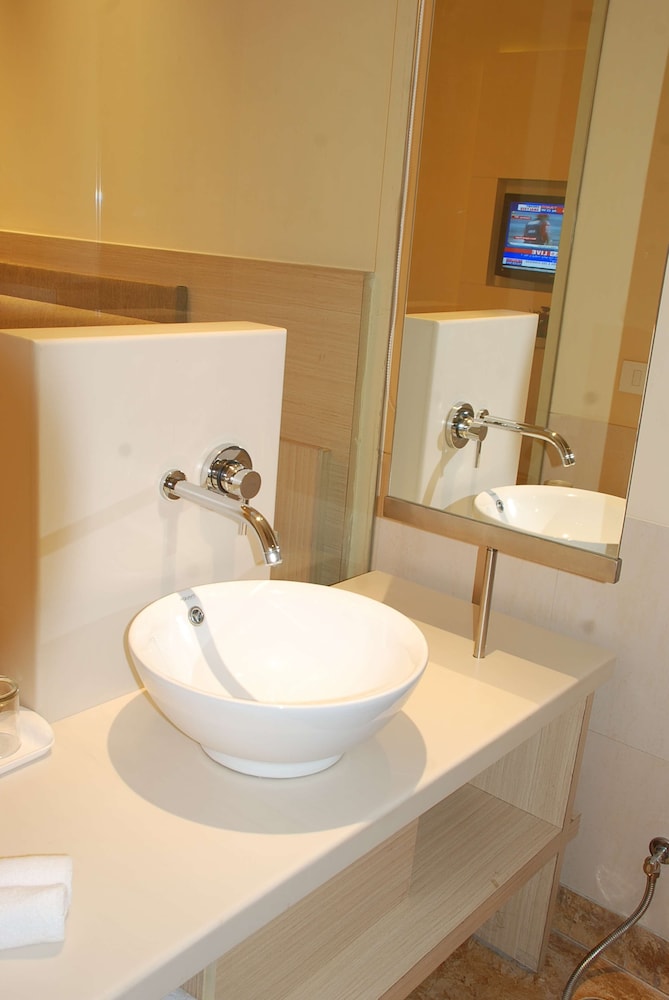 Sarovar Portico Naraina 52/54