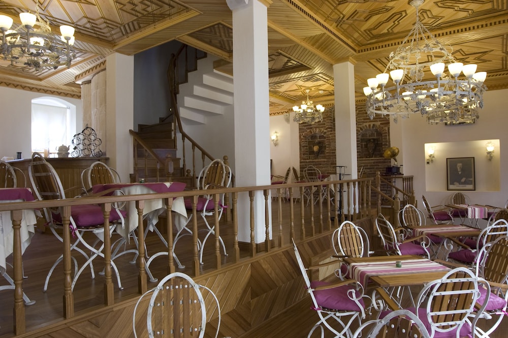 Etrangers Hotel 41/51