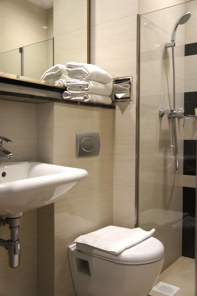 V Hotel Bencoolen 32/54
