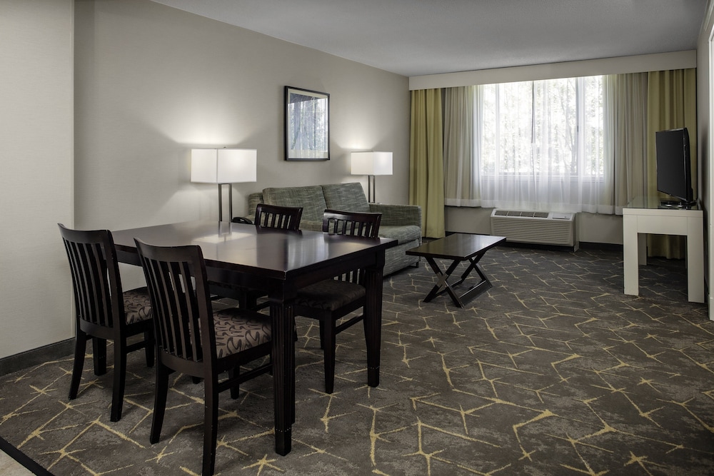 Holiday Inn Suites Boston Peabody 50/62