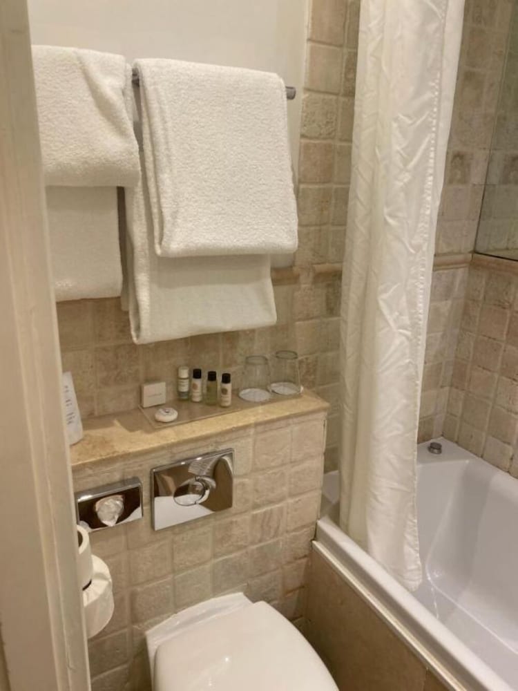 Langtry Manor Hotel 43/47