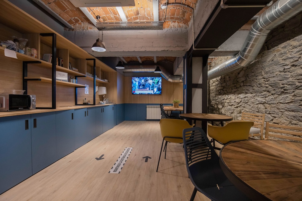 Font Andorra Hostel 44/53