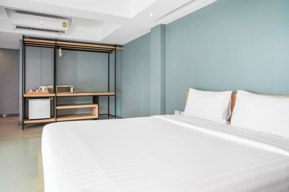 DELUXE, KING BED, LAKE VIEW