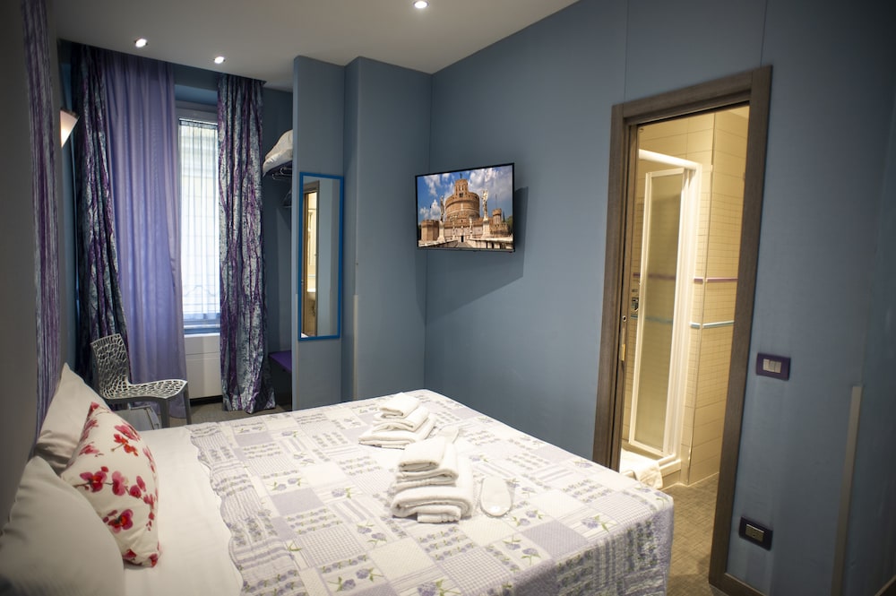 DELUXE, DOUBLE OR TWIN BED