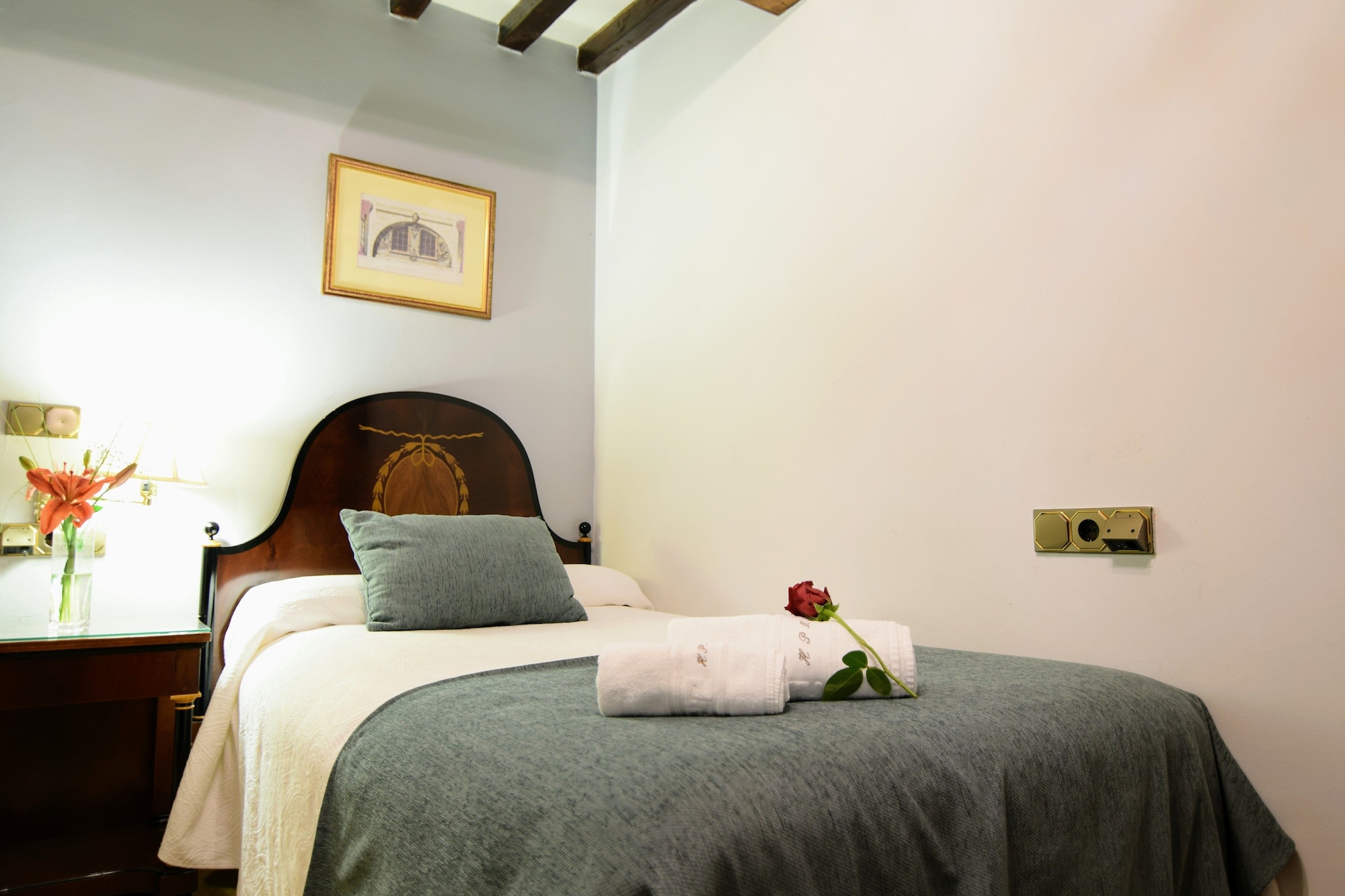 ROOM, SINGLE