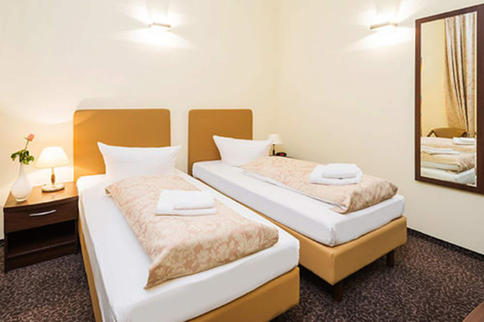 ECONOMY, TWIN BEDS