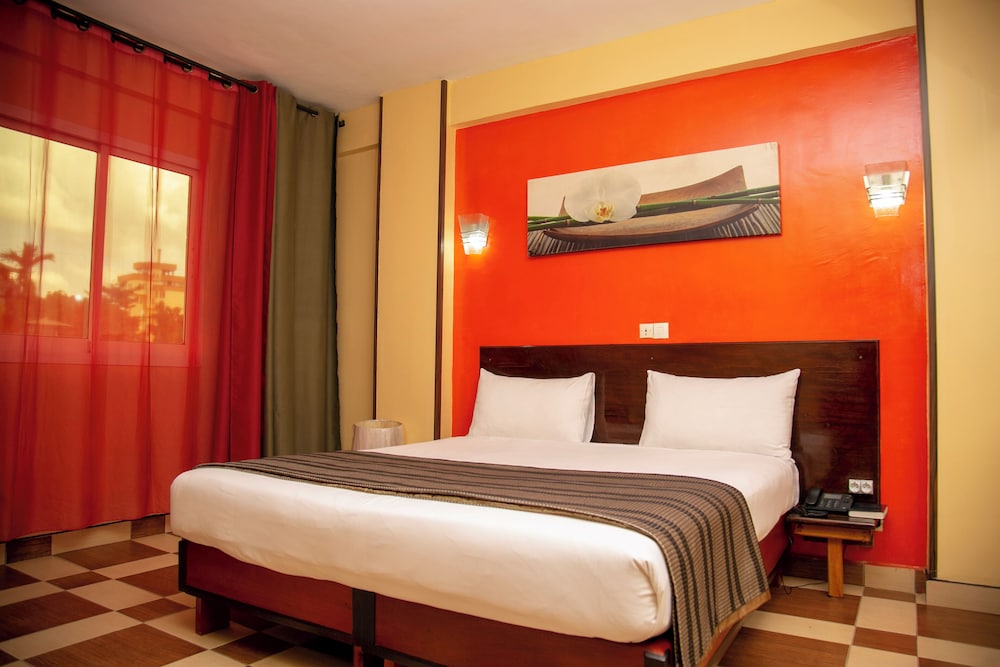 YaahoT Hotel 12/50