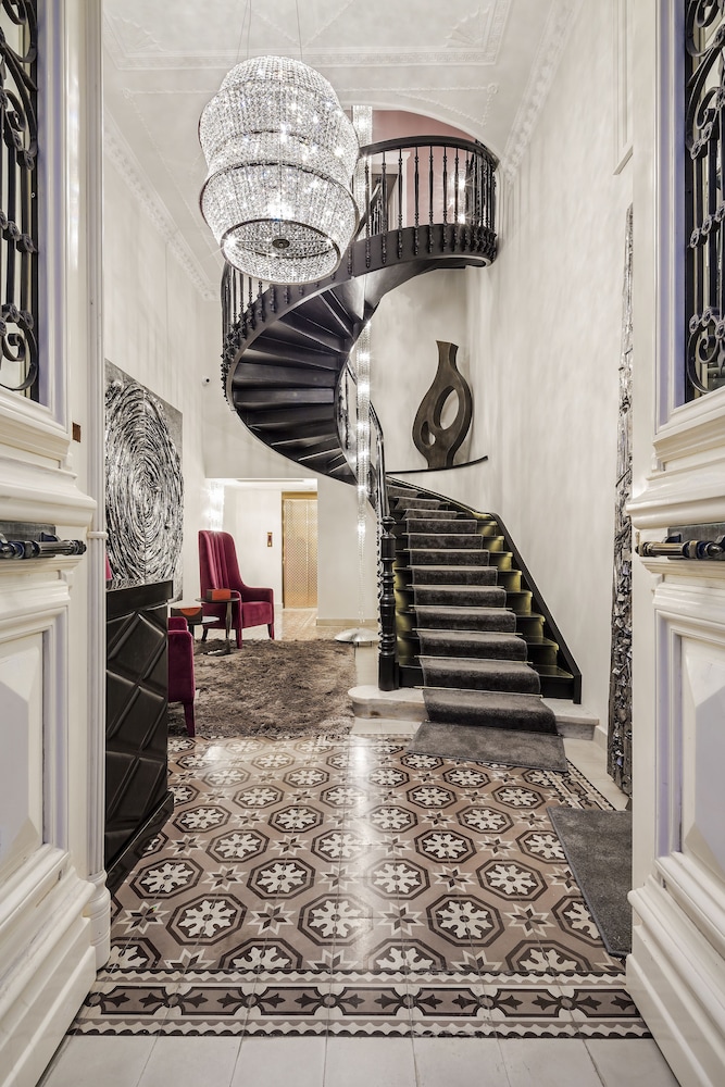 3sixty Hotel Suites 6/50