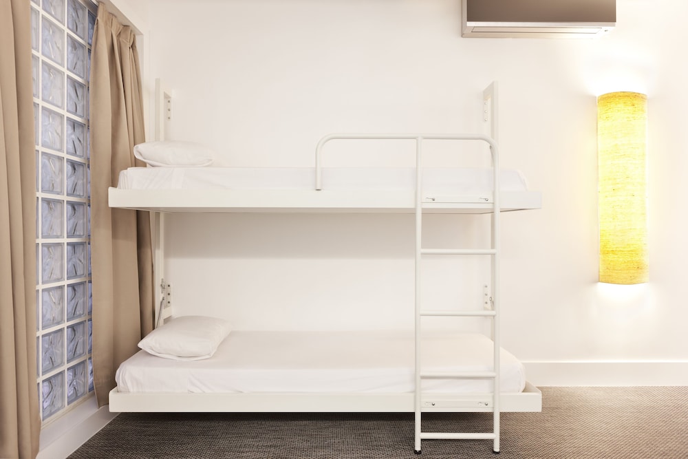 FAMILY, TWIN BEDS, 2 BUNK BEDS