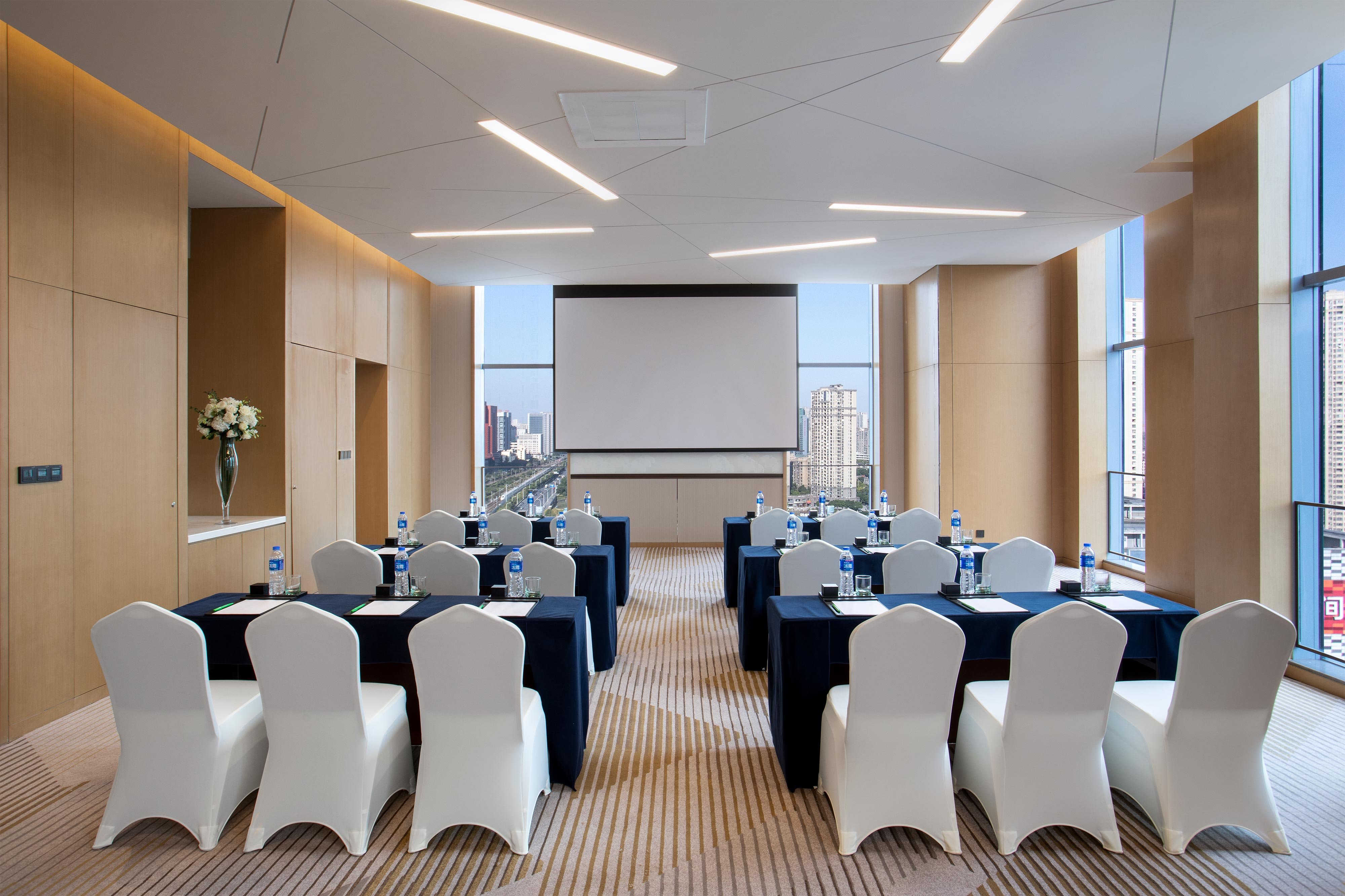 Holiday Inn Wuxi Central Station 43/56